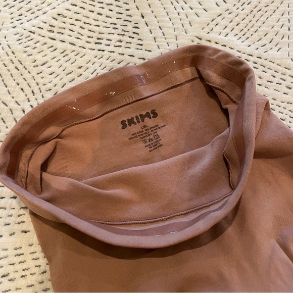 Sculpting Short Above The Knee With Gussett - Picture 2 of 3